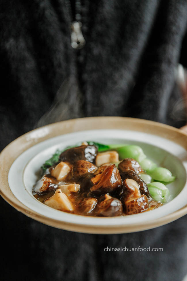 braised mushrooms with bok choy|chinasichuanfood.com