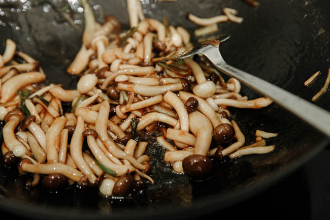 mushroom stir fry|chinasichuanfood.com